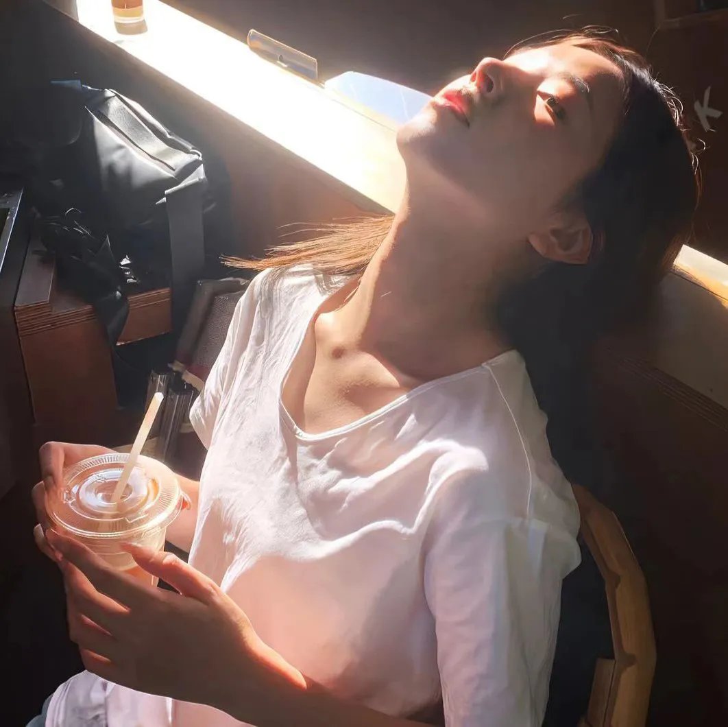 她背后的那双手